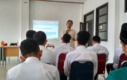 Kepala Biro Serambi Indonesia Lhokseumawe Bekali Teknik Menulis Mahasiswa KPM
