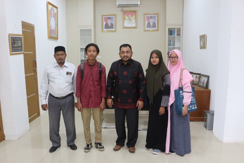 Rektor Jamu Makan Siang Calon Mahasiswa Luar Aceh